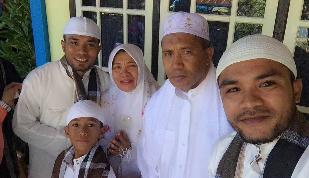 Pemain Persipura, Zulham Zamrun (kanan), selfie bersama adiknya yang pemain Pusamania Borneo FC, Zulvin Zamrun (kiri) dan orang tuanya.
