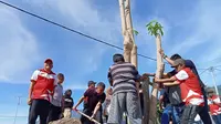 Aksi tanam pohon yang diinisiasi Balai Prasarana Permukiman Wilayah (BPPW) Sulteng di Huntap penyintas gempa Palu di Kelurahan Balaroa, Sabtu (13/8/2022). (Foto: Heri Susanto/ Liputan6.com).