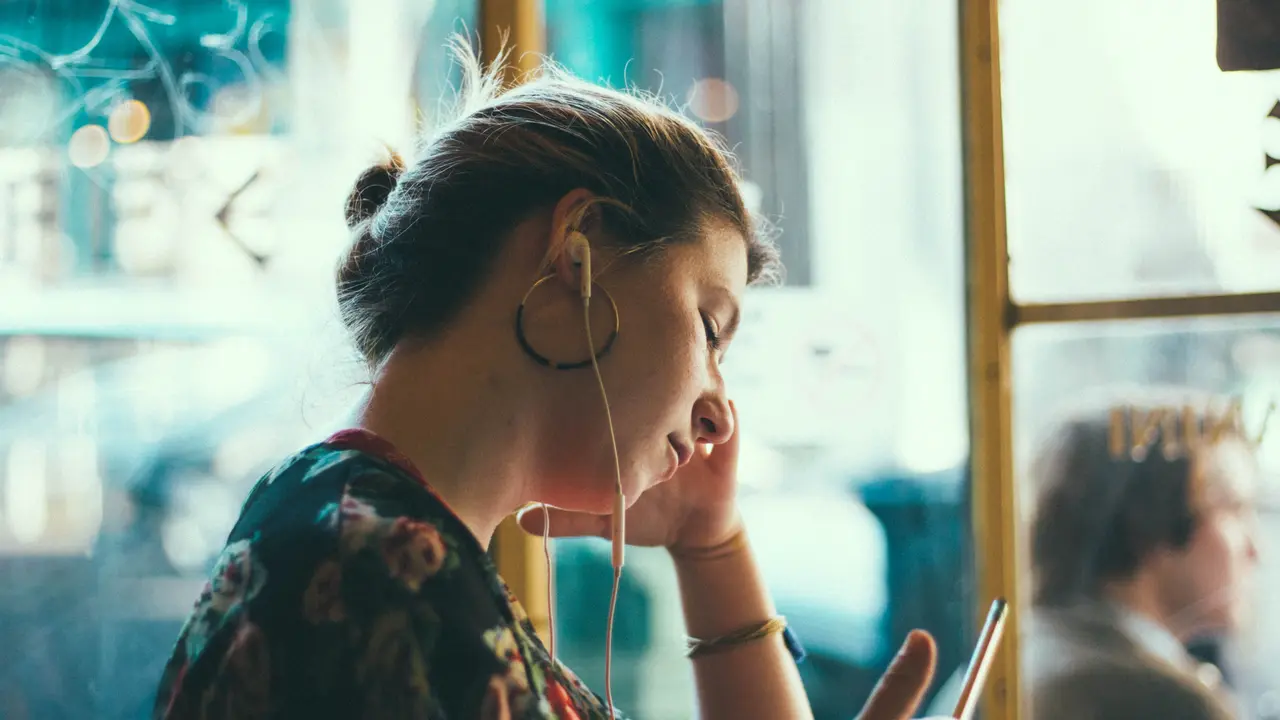 Headset/unsplash siddharth