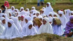 Para petani melaksanakan salat meminta hujan (Istisqa) di Peukan Bada, dekat Banda Aceh, Kamis (23/1/2020). Salat Istisqa bertujuan memohon diturunkannya hujan karena sejumlah wilayah di sana mengalami musim kemarau sehingga menyebabkan kekeringan. (CHAIDEER MAHYUDDIN / AFP)