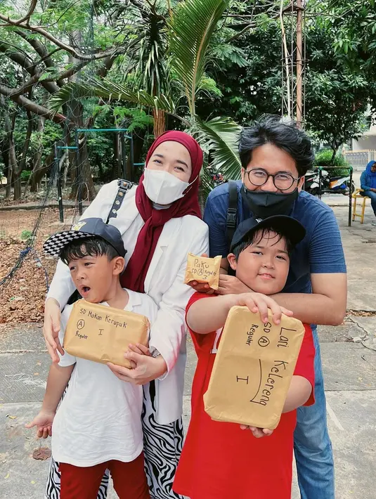 Meski telah berpisah, Ririe Fairus tak menjaga jarak dengan mantan suami. Bersama kedua anaknya, ia pun terlihat senang bisa menghabiskan waktu bersama. (Foto: Instagram/@ririe_fairus)