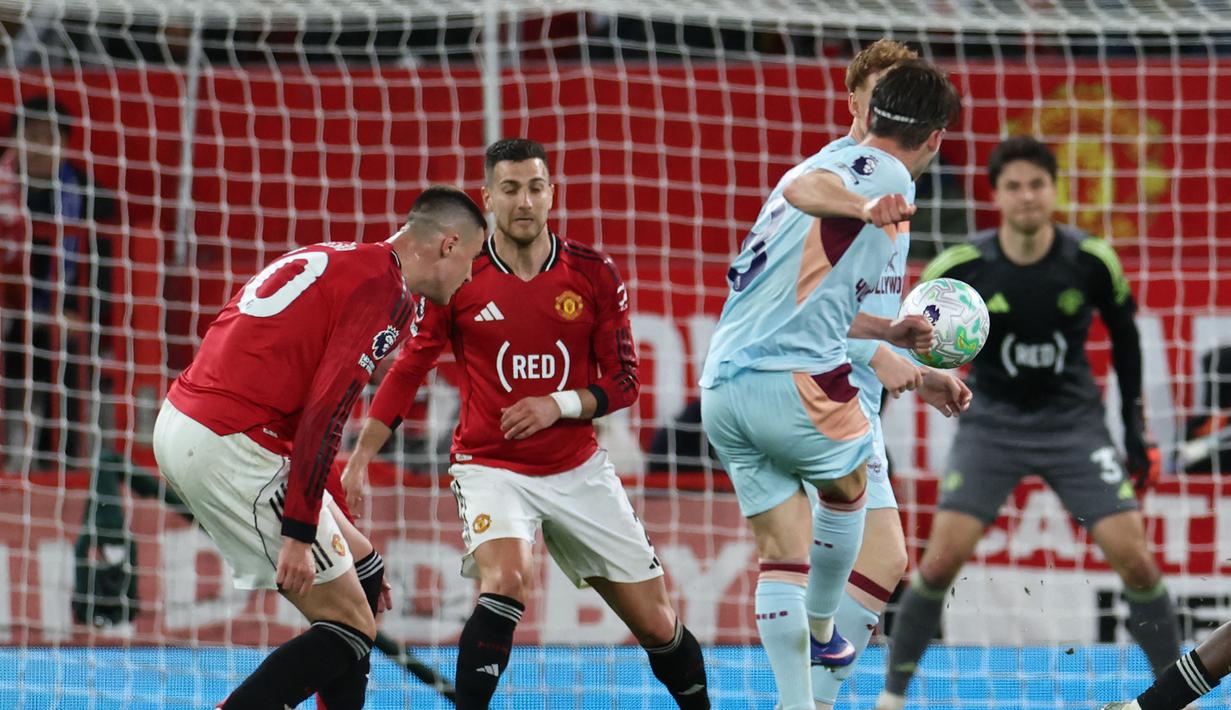 Setan Merah sempat kecolongan satu gol tendangan dari kotak luar penalti Mathias Jensen pada babak kedua. (AFP/Darren Staples)