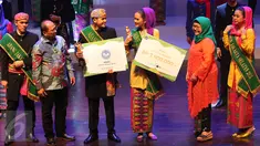 Peserta Dony Febriansyah (ketiga kiri) dan Syarifa Nadira Putri (ketiga kanan) saat terpilih menjadi Abang None Jakarta Selatan 2016 dalam ajang pemilihan Abang None Jaksel 2016 di Jakarta, Jumat (20/5). (Liputan6.com/Angga Yuniar)