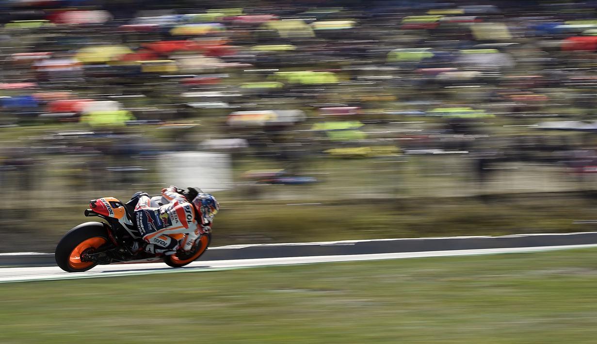 Aksi pebalap Repsol Honda Team, Dani Pedrosa lewat bidikan kamera dengan teknik panning pada kualifikasi MotoGp di Sirkuit Brno, (5/8/2017). Marc Marquez menjadi juara pada balapan tersebut. (AFP/Michal Cizek) 