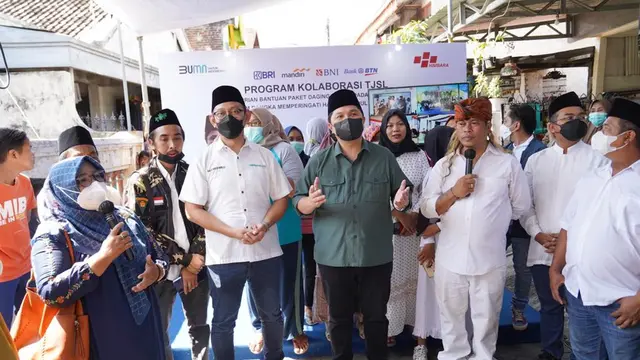 Menteri Badan Usaha Milik Negara (BUMN) Erick menyaksikan acara pemberian paket daging sapi kurban secara simbolis di Masjid Tholabah, Surabaya, Jawa Timur.