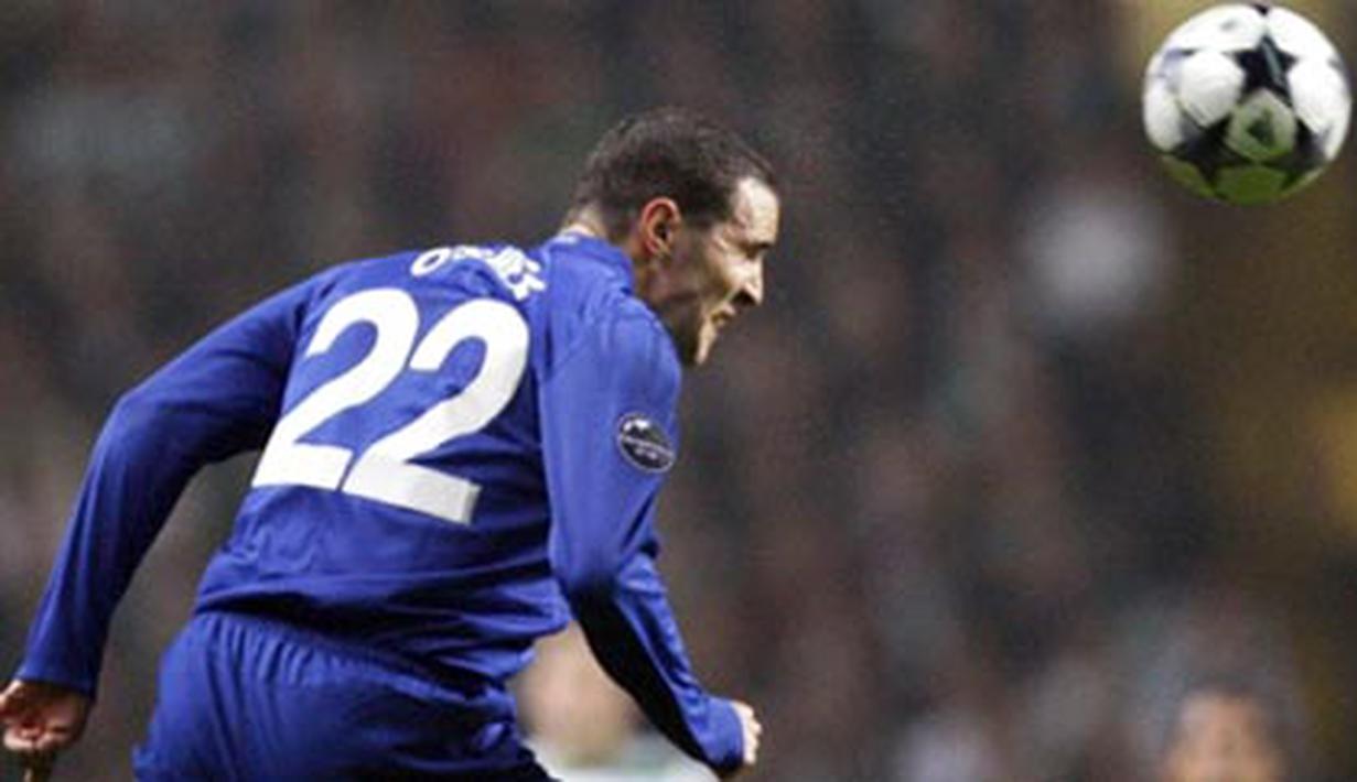 Manchester United's Irish defender John O'Shea heads the ball against Celtic during their UEFA Champions League Group E football match at Celtic Park, Glasgow, Scotland, on November 5, 2008. AFP PHOTO/PAUL ELLIS 