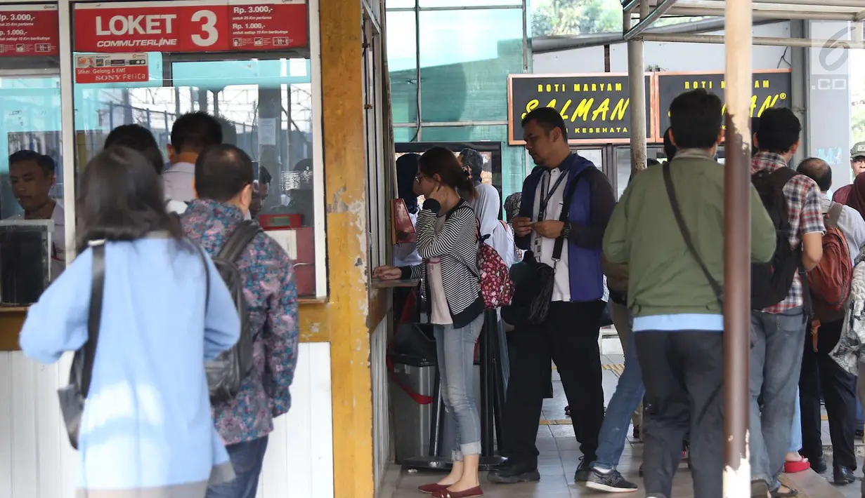 Calon penumpang antre membeli tiket kertas di Stasiun Depok Baru, Jawa Barat, Senin (23/7). Tiket kertas seharga Rp3.000 untuk semua stasiun tersebut diberlakukan selama masa pembaharuan dan pemeliharaan sistem e-Ticketing (Liputan6.com/Immanuel Antonius)