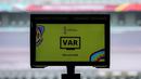<p>Monitor Video Assistant Referee (VAR) yang digunakan untuk me-review keputusan wasit dalam pertandingan Piala Dunia U-17 2023 terpampang di area keluar masuknya pemain ke lapangan Stadion Gelora Bung Tomo, Surabaya, Kamis (9/11/2023). (Bola.com/Bagaskara Lazuardi)</p>