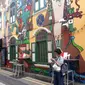 Seni mural yang ada di Jalan Haji Lane Kampung Glam Singapura.