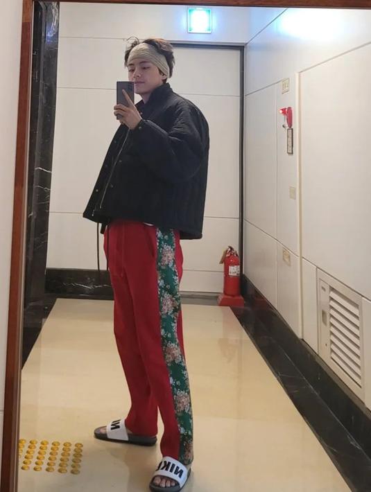 Tampil dengan sweat pants merah serta jaket hitam, gaya penampilan V ini tetap banjir pujian. Bahkan, tak sedikit pula netizen yang menyebut penampilan Kim Taehyung tetap terlihat menawan. (Liputan6.com/IG/@thv)