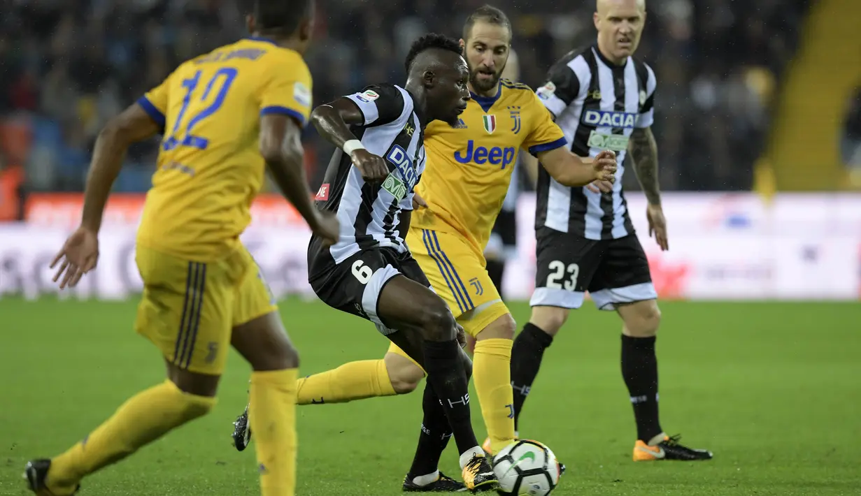 Gelandang Udinese, Fofana Seko, berusaha melewati striker Juventus, Gonzalo Higuain, pada laga Serie A Italia di Stadion Friuli, Udine, Minggu (22/10/2017). Udinese kalah 2-6 dari Juventus. (AFP/Miguel Medina)