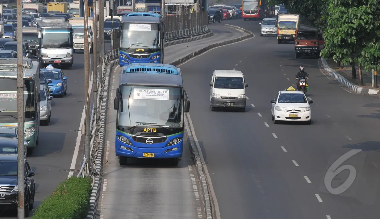 Karena menolak opsi yang diberikan Pemprov DKI, bus APTB tidak diperbolehkan masuk jalur Transjakarta, Jakarta, Kamis (7/5/2015). (Liputan6.com/Herman Zakharia)