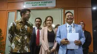 Terpidana kasus pembunuhan berencana terhadap Wayan Mirna Salihin, Jessica Kumala Wongso (kedua kanan), mendaftarkan permohonan peninjauan kembali (PK) atas kasusnya di Pengadilan Negeri Jakarta Pusat, Rabu (9/10/2024). (merdeka.om/Arie Basuki)