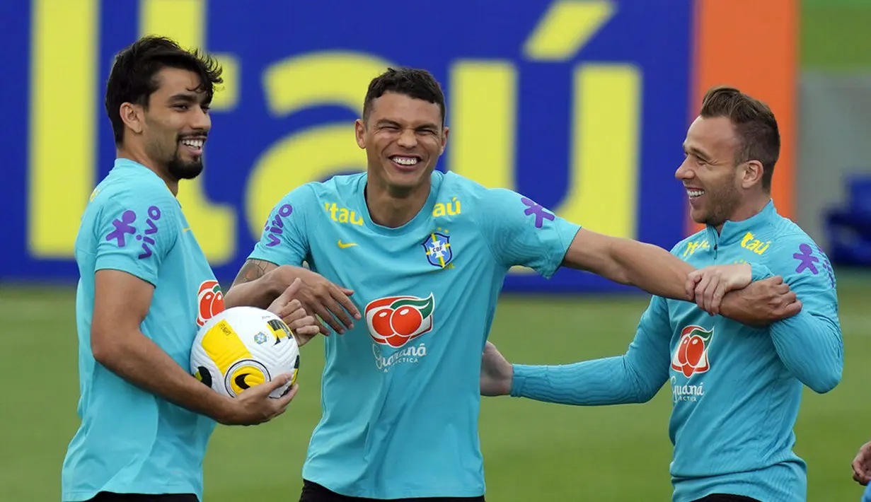 Pemain Brasil Lucas Paqueta (kiri), Thiago Silva (tengah), dan Arthur saat sesi latihan di pusat pelatihan Granja Comary, Teresopolis, Brasil, 23 Maret 2022. Brasil akan menghadapi Chile pada pertandingan sepak bola kualifikasi Piala Dunia 2022 di Rio de Janeiro. (AP Photo/Silvia Izquierdo)