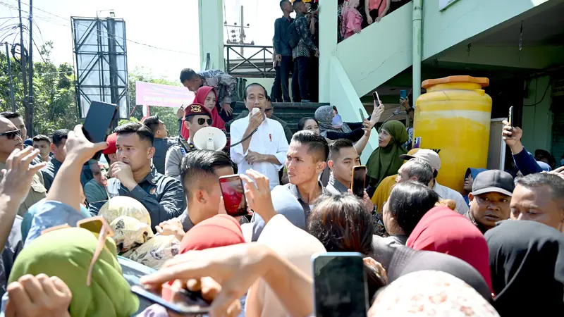 Presiden Jokowi mengunjungi Pasar Soponyono, Kota Surabaya, Jawa Timur, Jumat (6/9/2024). Dia pamit kepada warga yang berada di pasar tersebut.