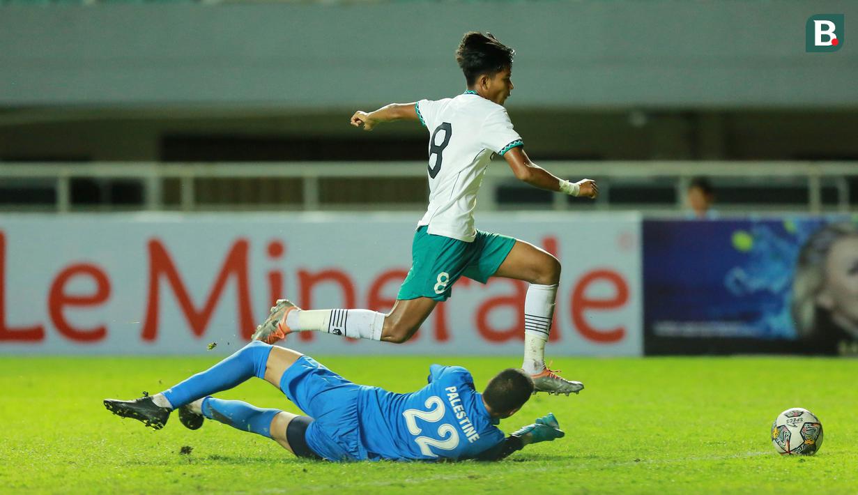 Usai mengalahkan Timnas Palestina U-17, Arkhan Kaka dkk sementara belum terkalahkan di fase kualifikasi dan memimpin klasemen sementara Grup B Kualifikasi Piala Asia U-17 2023. (Bola.com/M Iqbal Ichsan)