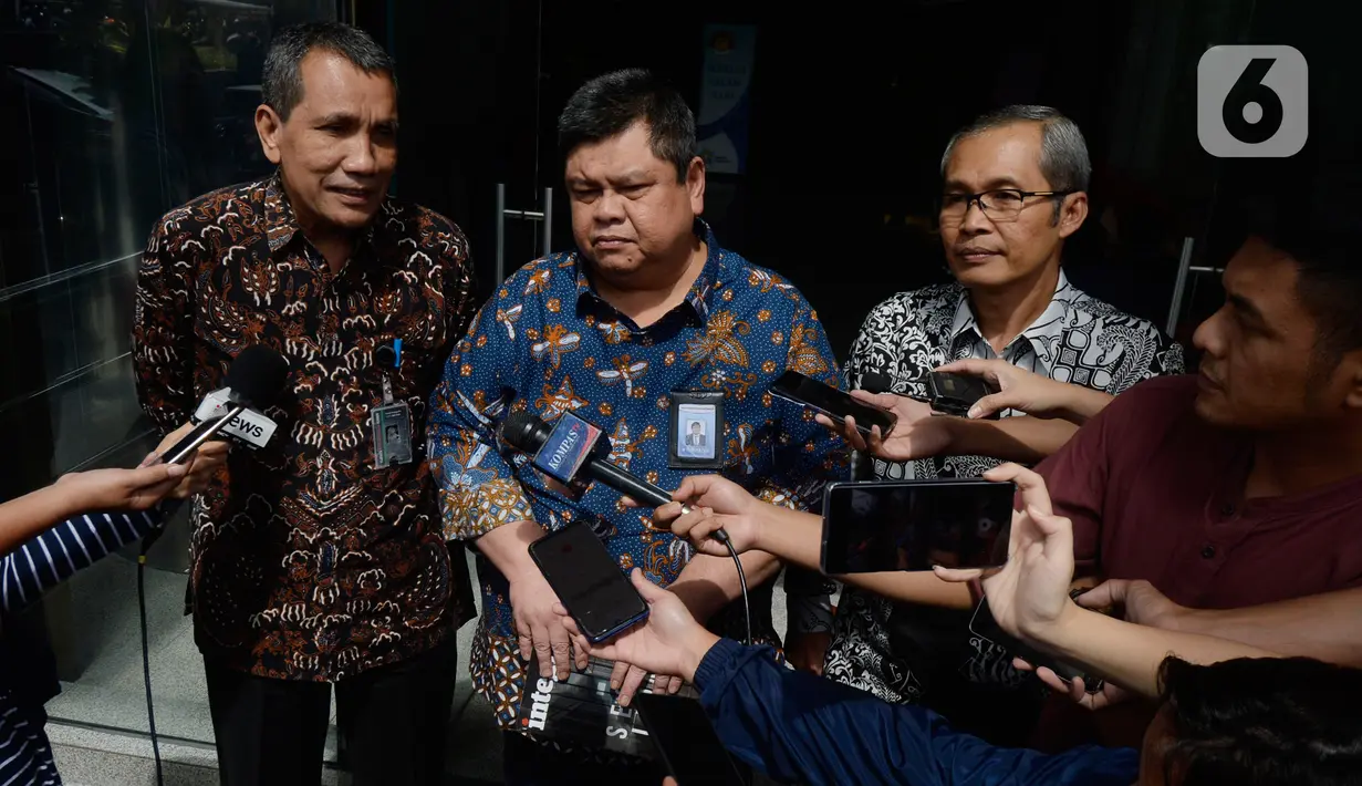 Deputi Pencegahan KPK Pahala Nainggolan (kiri) bersama Kepala BPKP Muhammad Yusuf Ateh (tengah) dan Wakil Ketua KPK Alexander Marwata usai melakukan pertemuan di Gedung KPK, Jakarta, Kamis (20/02/2020). Pertemuan membahas kerjasama antar lembaga KPK dan BPKP. (merdeka.com/Dwi Narwoko)