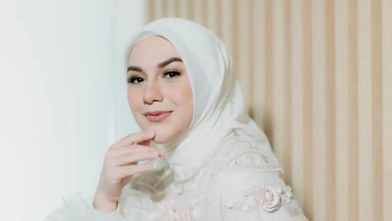 10 Potret Irish Bella Pamer Baby Bump di Pengajian Empat Bulanan, Tampil Menawan Bergaun Putih