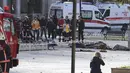 Petugas pemadam kebakaran dan ambulans berkumpul di lokasi ledakan yang mengguncang Sultanahmet Square di pusat kota Istanbul, Turki, Selasa (12/1). Ledakan ini menewaskan sekitar 10 orang dan 15 lainnya luka-luka. (REUTERS/Kemal Aslan)