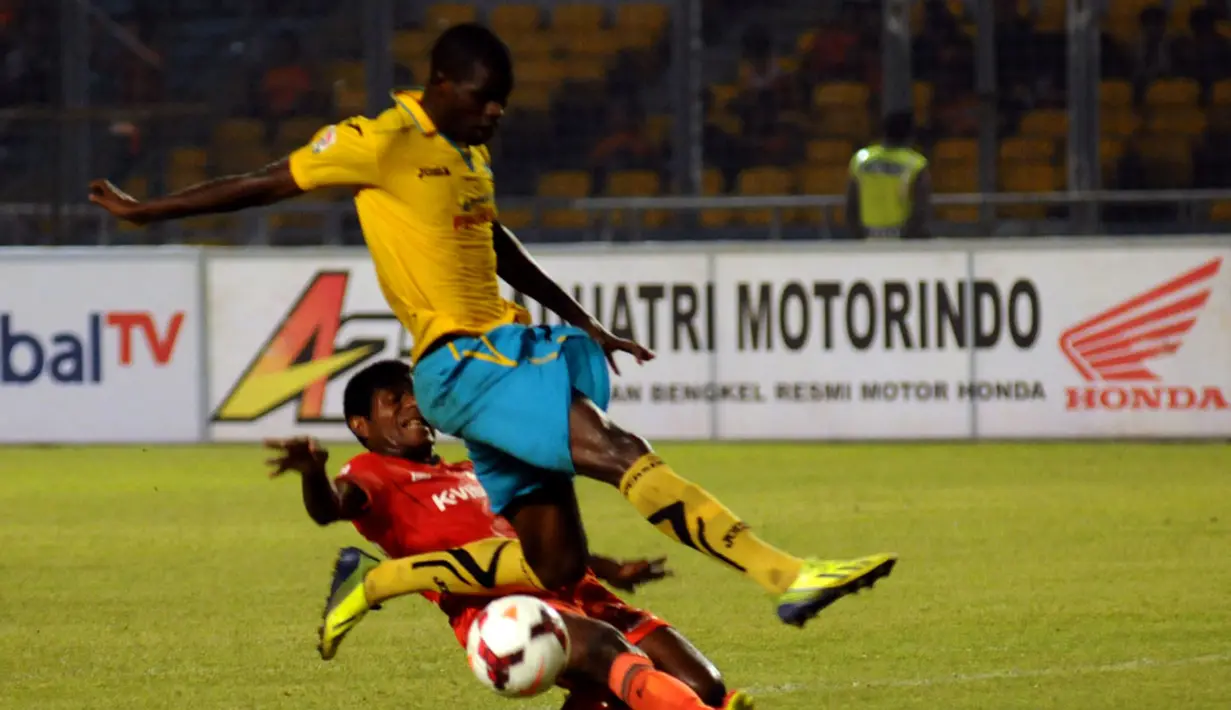 Ndiaye Pape L (Gresik United) melompat menghindari tackling pemain Persija, Victor Pae pada laga lanjutan ISL di stadion GBK Jakarta, (29/4/2014). (Liputan6.com/Helmi Fithriansyah)