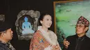 Salah satu acara yang ia hadiri adalah Pagelaran Seni Rupa berbasis Nusantara di Perpusatakaan Nasional. Staf Khusus Kementerian Komunikasi dan Digital ini tunjukkan rasa menghargai untuk UMKM lokal. [Foto: Instagram/ Raline Shah]