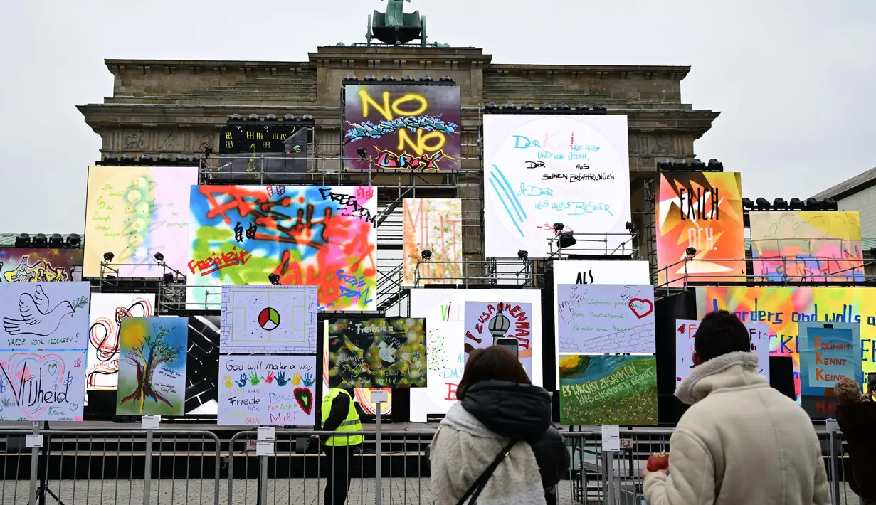 Pameran karya seni terbuka ini peringatan 35 tahun runtuhnya Tembok Berlin. (Tobias SCHWARZ/AFP)