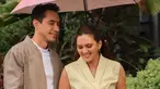 Meski belum pernah main film bareng, Darius dan Donna sudah sering dipasangkan di berbagai iklan. Kali ini, mereka menjadi bintang iklan produk keluarga dengan konsep yang hangat dan manis. Dalam suasana hujan, keduanya tampil mesra di bawah satu payung merah muda. Liputan6.com/IG/@darius_sinathrya)
