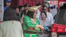 Petugas SPBU mengenakan pakaian adat mengisi bahan bakar minyak (BBM) ke sebuah mobil di kawasan Kelapa Gading, Jakarta, Senin (22/4). Dalam rangka memperingati Hari Kartini pengelola SPBU mengajak Seluruh pegawai SPBU mengenakan mengenakan baju kebaya dan baju adat. (Liputan6.com/Faizal Fanani)