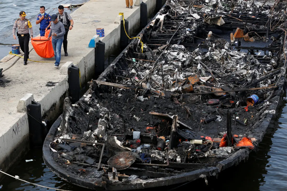 20170101-Kapal Wisata Zahro Express Terbakar di Muara Angke-Jakarta