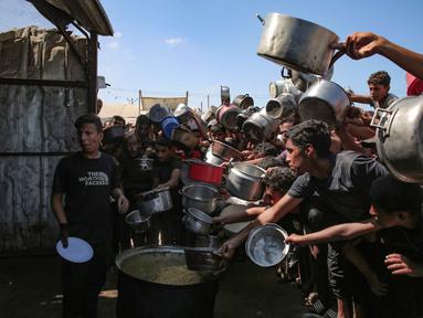 Pengungsi Palestina berdesak-desakan di depan dapur umum di Khan Yunis, Jalur Gaza Selatan, pada 19 September 2025. (Foto: AFP)