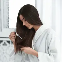 ilustrasi perawatan dengan serum rambut yang bagus. (c) Shutterstock/Pixel-Shot
