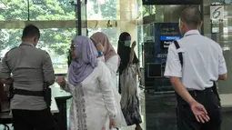 Sejumlah kerabat tahanan KPK saat tiba untuk membesuk hari pertama Idul Fitri 1438 H di Gedung KPK, Jakarta, Minggu (25/6). KPK menjadwalkan jam besuk selama 3 jam kepada keluarga tahanan korupsi KPK pada 25 dan 26 Juni 2017. (Liputan6.com/Yoppy Renato)