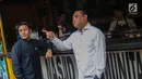 Wakil Ketua Dewan Masjid Indonesia  Syafrudin (kanan) meninjau tempat nongkrong Isyef Point seusai peresmian di Masjid Cut Meutia, Jakarta, Selasa (20/11). Menteri PAN-RB Syafruddin juga meluncurkan aplikasi Isyef. (Liputan6.com/Faizal Fanani)