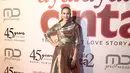 Aktris Chelsea Islan berpose untuk difoto saat menghadiri gala premiere film Ayat Ayat Cinta 2 di Jakarta, Kamis (07/12). Mereka berdua tampak sumringah di hadapan juru foto. (Liputan6.com/Herman Zakharia)