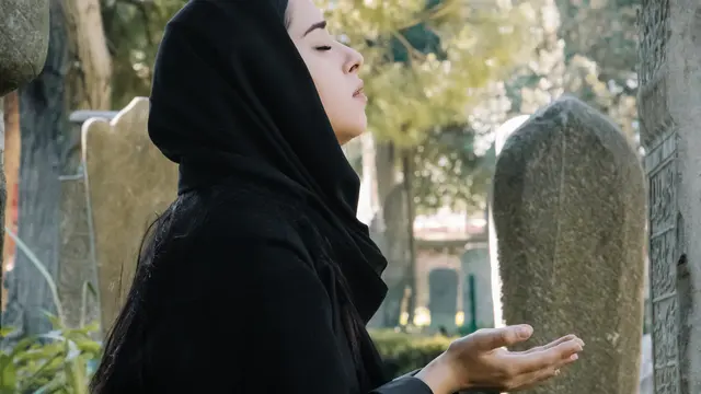 Ilustrasi bacaan doa ziarah kubur