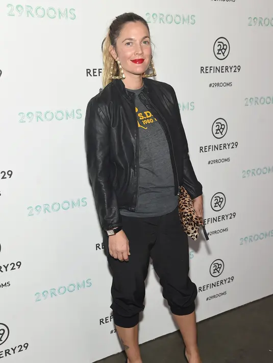 Beberapa hari yang lalu Drew Barrymore luncurkan produk winenya yang bernama 'Barrymore' di acara Peeble Beach Food&Wine, California, Sabtu (2/04/16). (AFP/Bintang.com)