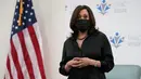 Wakil Presiden Amerika Serikat terpilih Kamala Harris berbicara di hadapan media setelah menerima suntikan vaksin COVID-19 tahap pertama di United Medical Center di area Washington DC, Selasa (29/12/2020). Kamala Harris menerima suntikan pertama vaksin Moderna. (AP Photo/Jacquelyn Martin)