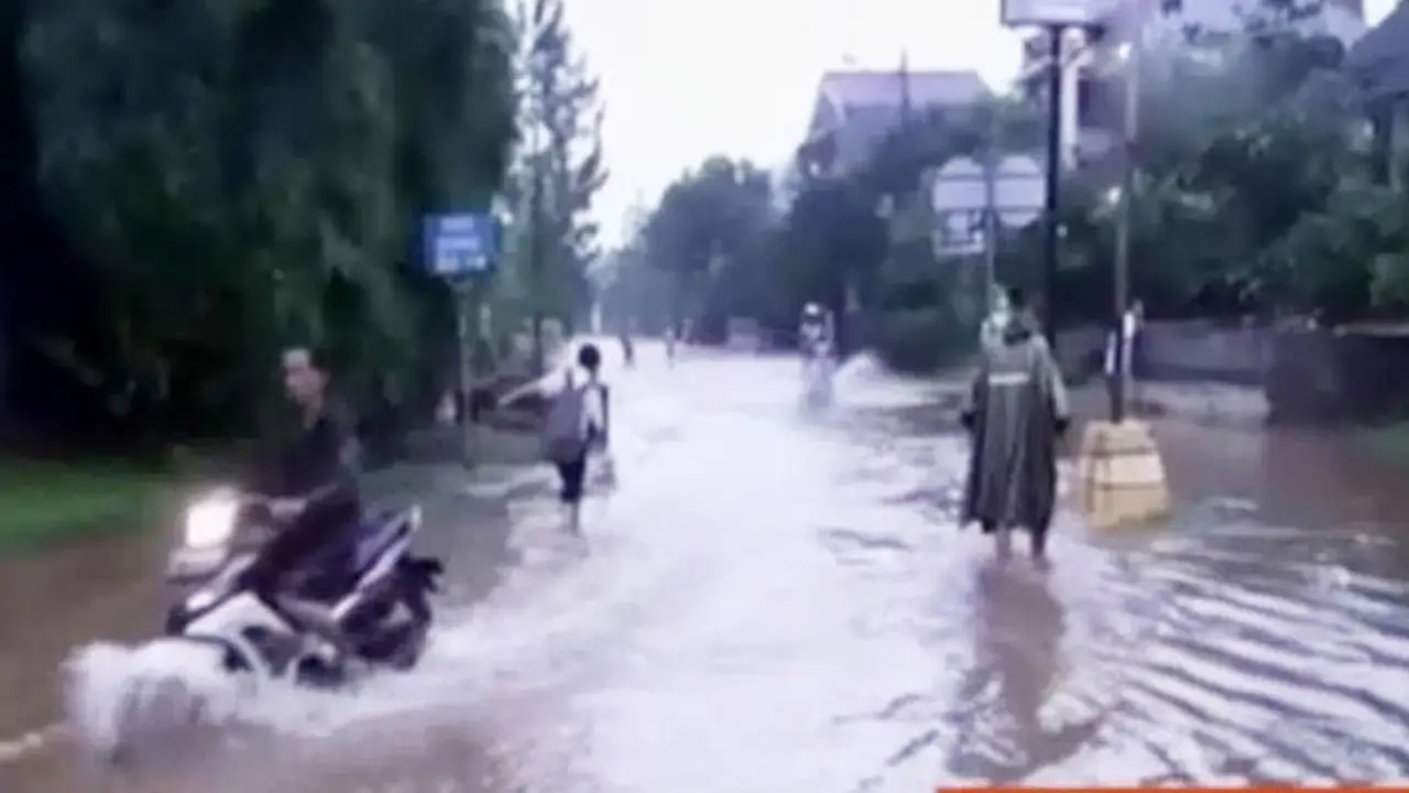 Dipicu Banjir, Tanggul Irigasi Jebol dan Merendam Perumahan