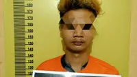 Salah satu tersangka pembunuhan cleaning servive yang dilatarbelkangi peredaran narkoba di Riau. (Liputan6.com/M Syukur)