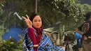 Tissa Biani berpose sambil menunjukkan dua jarinya. Ngeronda on set #GadisKretek tulis Tissa dalam keterangan unggahannya, Senin, (29/8/2022). (Instagram/tissabian)