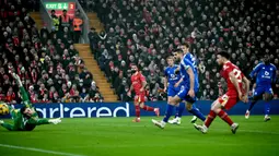 Pelatih Liverpool, Mohamed Salah mencetak gol ketiga timnya ke gawang Leicester dalam laga lanjutan Liga Inggris 2024/2025 di Anfield, Liverpool, Inggris, Jumat (27/12/2024) WIB. (AFP/Paul Ellis)