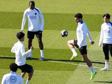 Penyerang Paris Saint-Germain, Goncalo Ramos (tengah) mengontrol bola selama sesi latihan di Campus Paris Saint-Germain, Poissy, pinggiran barat Paris pada Selasa 7 April 2026. Dua raksasa sepak bola Eropa, Paris Saint-Germain (PSG) dan Liverpool, akan bertanding di babak perempat final Liga Champions 2025/2026. (FRANCK FIFE/AFP)