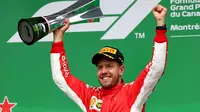 Pembalap Ferrari, Sebastian Vettel, meraih podium juara pada balapan Formula 1 GP Kanada, di Sirkuit Montreal, Minggu (10/6/2018). (AFP/Dan Istitene)