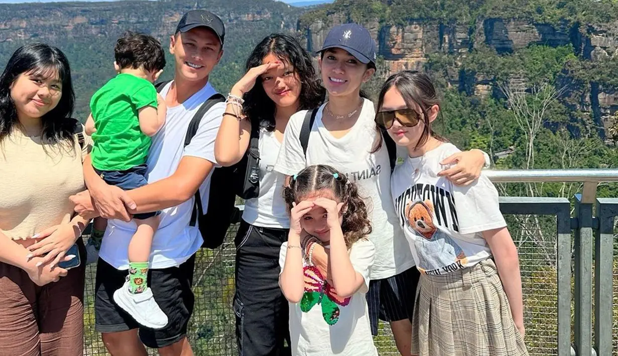 Pasangan selebriti ini pun turut serta mengajak kelima buah hatinya untuk berlibur bersama. Kekompakaan keluarga selebriti ini pun berhasil mencuri perhatian netizen. (Liputan6.com/IG/@ussypratama)