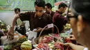 Suasana pasar murah yang digelar Kemendag, Jakarta, Kamis (25/6/2015). Kegiatan ini untuk memudahkan masyarakat mendapatkan kebutuhan pokok murah selama Ramadan. (Liputan6.com/Faizal Fanani)