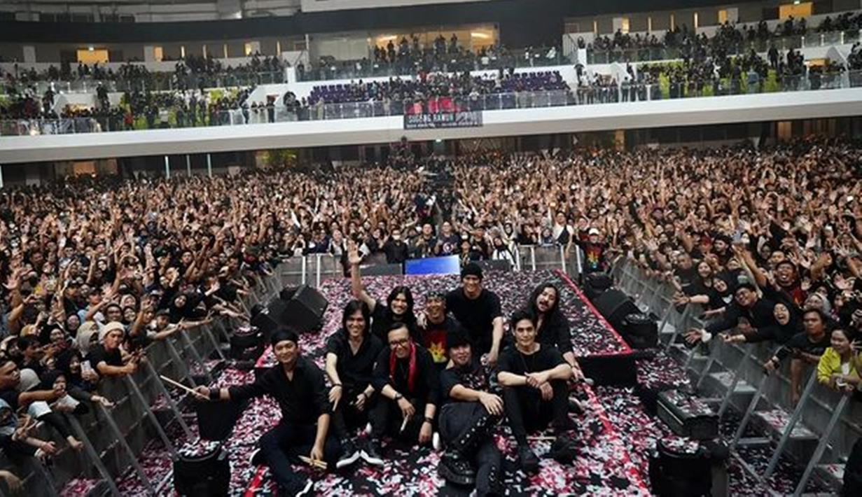 Larangan Once Mekel membawakan lagu dari Dewa 19 yang dikeluarkan Ahmad Dhani ini pun menjadi sorotan. Bahkan, tak sedikit pula netizen yang bertanya-tanya mengenai hubungan keduanya saat ini. (Liputan6.com/IG/@oncemekelofficial)