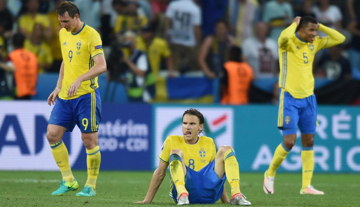 Ekspresi pemain Swedia setelah kalah dari Belgia pada laga terakhir Grup E Piala Eropa 2016 di Allianz Riviera, Nice, Kamis (23/6/2016) dini hari WIB. (AFP/Bulent Kilic)