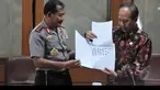 Menristek Dikti M Nasir resmi menyerahkan berkas kasus dugaan jual beli atau pemalsuan ijazah yang diduga dilakukan salah satu lembaga pendidikan di Jakarta Pusat kepada Kapolri Jenderal Pol Badrodin Haiti.