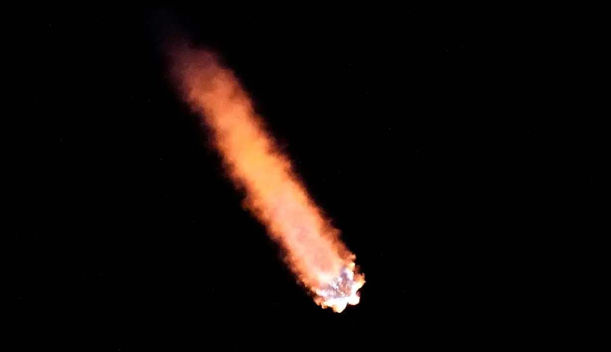 Roket SpaceX Falcon 9 yang membawa muatan dua penjelajah bulan dari Jepang dan Uni Emirat Arab diluncurkan dari Launch Complex 40 di Stasiun Angkatan Luar Angkasa Cape Canaveral, Cape Canaveral, Florida, Amerika Serikat, 11 Desember 2022. Muatan dari Jepang adalah wahana pendaratan di bulan bernama Hakuto-R yang diproduksi oleh startup ISpace yang berbasis di Tokyo Jepang. (AP Photo/John Raoux)