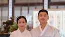 Melalui unggahan foto yang diunggah Beby di Instagram, Beby dan Rizki Natakusumah tampil serasi bak pasangan drakor mengenakan hanbok. [@bebytsabina]